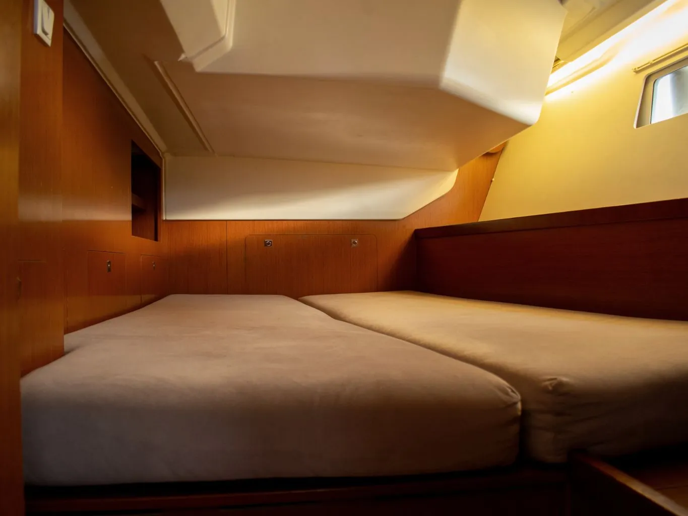 Heads and shower compartment aboard Beleza